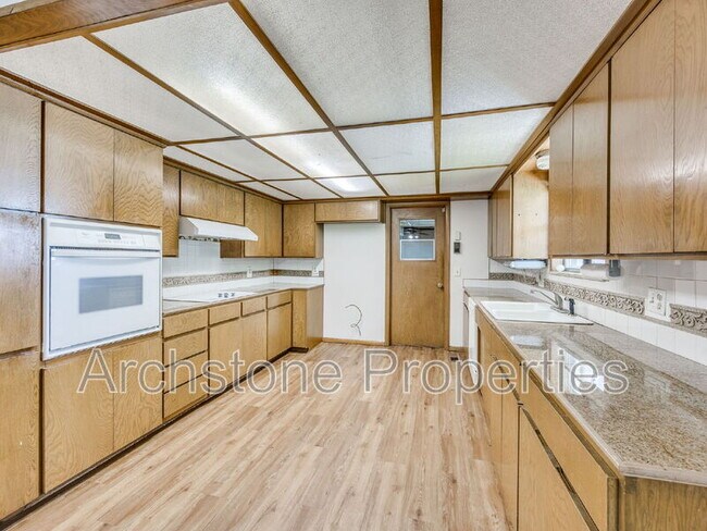 Building Photo - 3121 Lakeside Dr
