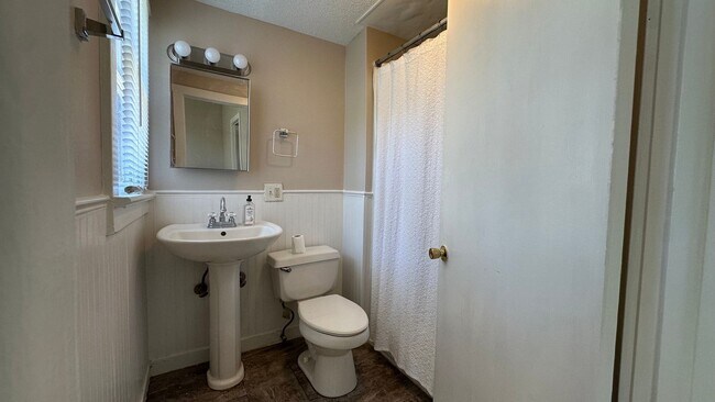 Building Photo - Great downtown location just 1-1/2 blocks off Centre St.!