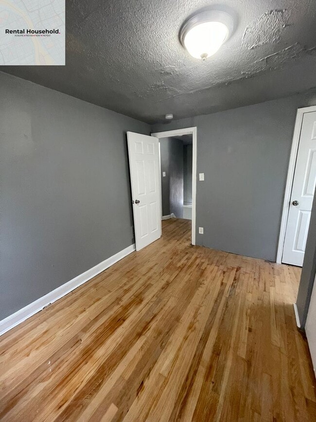 Building Photo - Spacious 3 Bedroom Home with Fenced Yard-Only $1200 a month