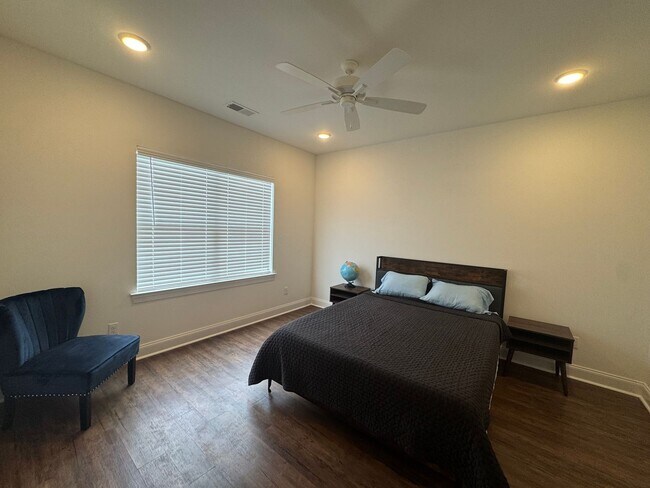 Building Photo - 3 bed 3.5 bath house in South Grove!
