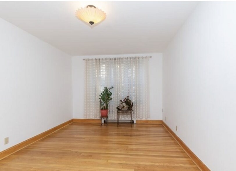 Larger bedroom - 60 Sutherland Rd