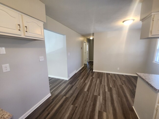 Building Photo - Renovated 3 bedroom 2 full bath home with ...