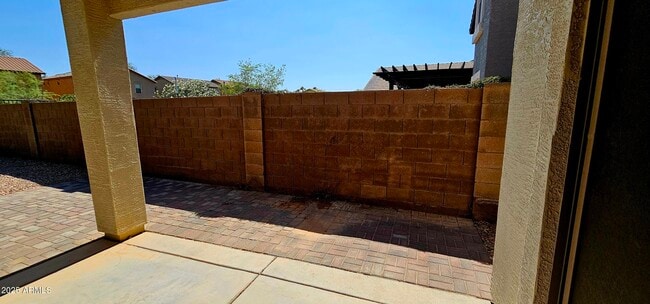 Building Photo - 841 E Lovegrass Dr