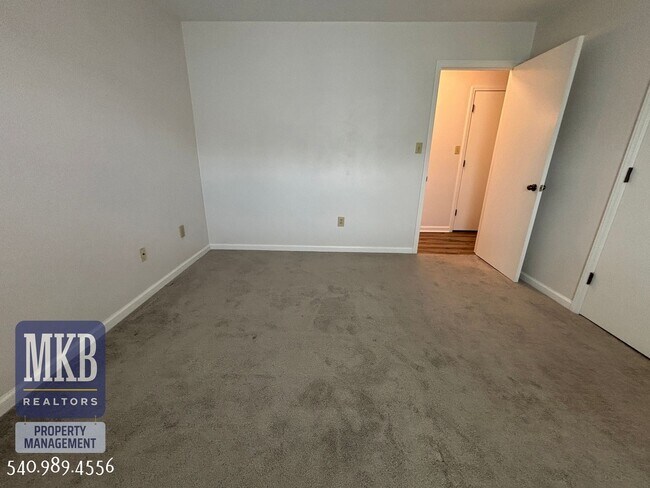 Building Photo - 2527 Gatehouse Ln