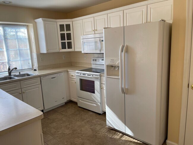 Building Photo - Lovely Lakefront Home in Virginia Beach