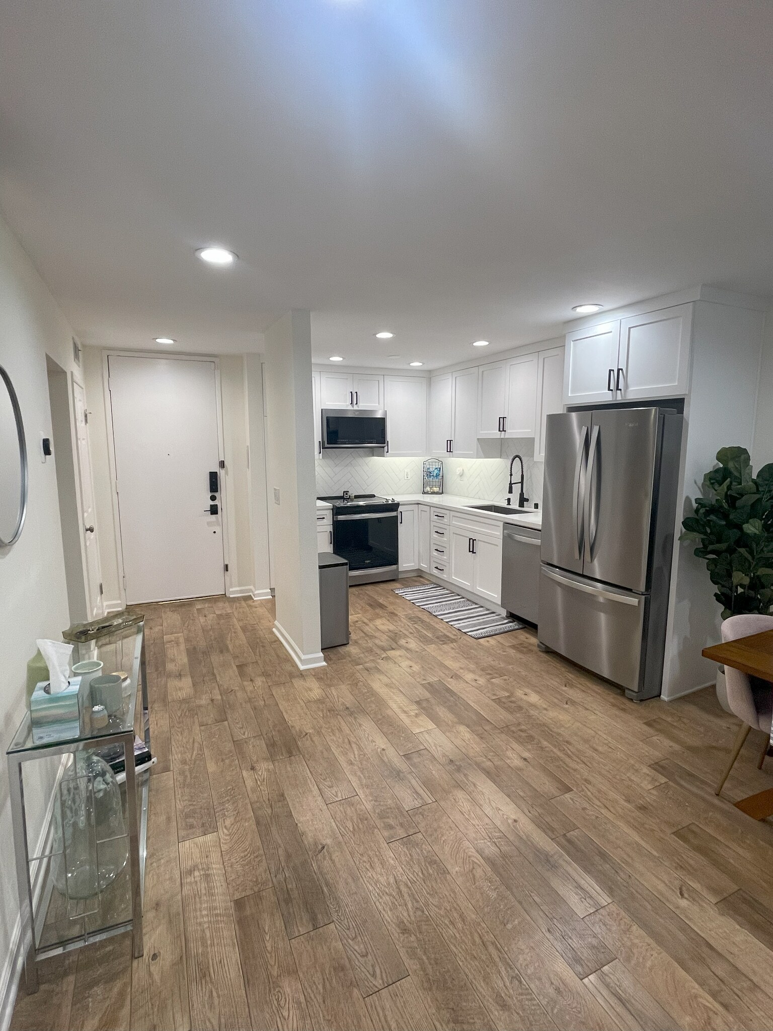 Building Photo - 532 N Rossmore Ave