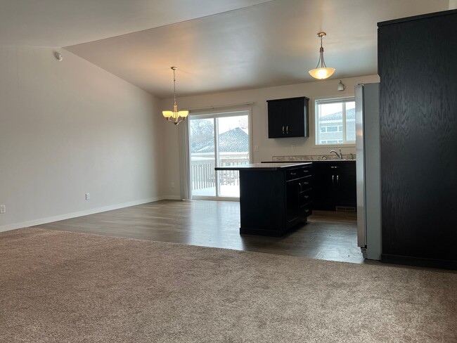 Building Photo - 4 Bed 3 Bath