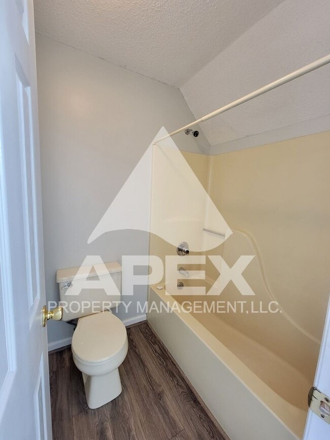 Building Photo - WEST KNOX - Spacious 2Bd/2Ba Condo in Silverbrook!