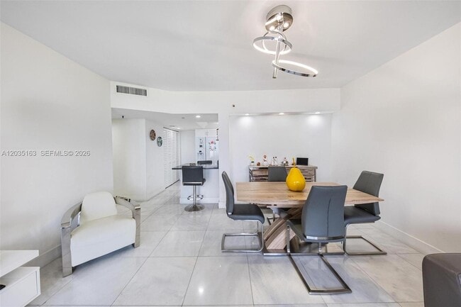 Building Photo - 520 Brickell Key Dr