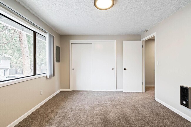 Building Photo - Clean, spacious 2-bdrm/1.5-bath unit in Milwaukie. Private patio, quiet location, designated parking