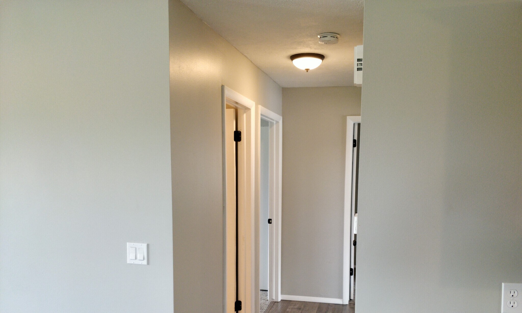 Building Photo - 940 W Red Oaks Dr