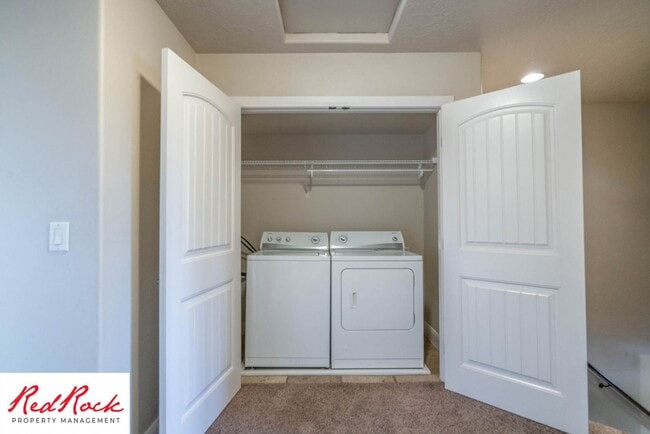 Building Photo - 3 Bedroom Townhome In Southgate Community