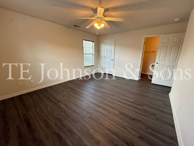 Building Photo - Lovely 2 Bedroom Condo Off Hwy 150