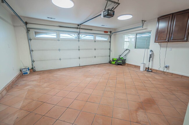 Building Photo - Single-Story 3-Bedroom Pool Home with RV P...