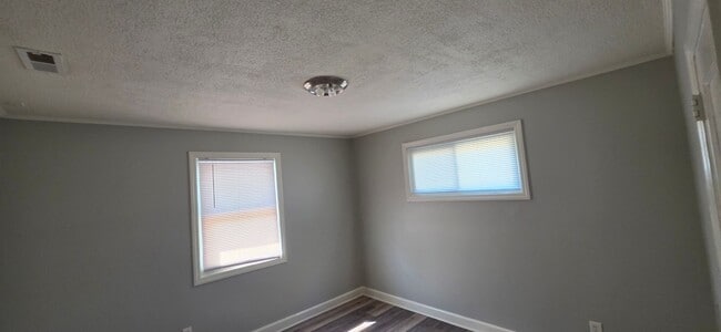 Building Photo - Move in Ready!!