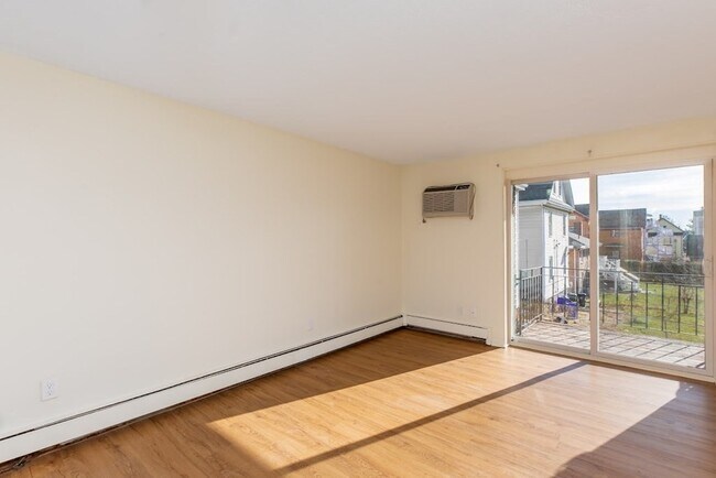 Building Photo - 426 Pleasant St