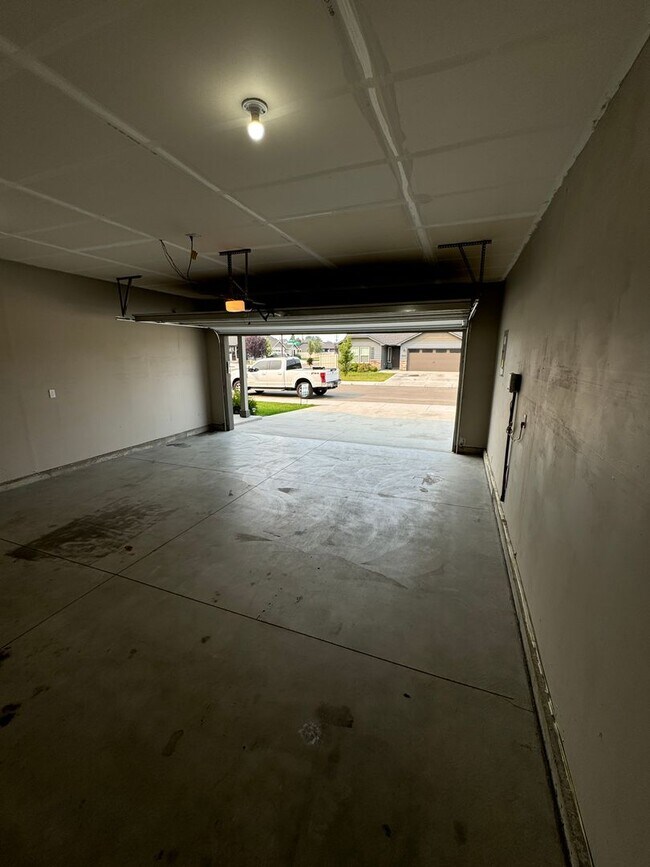 Building Photo - Charming 3-bedroom, 2-bathroom home locate...