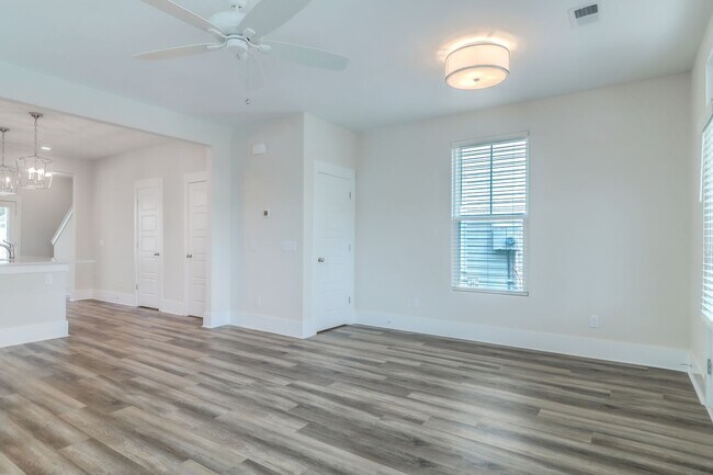 Building Photo - Beautifully Maintained 3 Bedroom, 2.5 Bath...