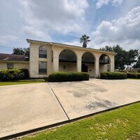 Building Photo - 1112 Shaw Dr
