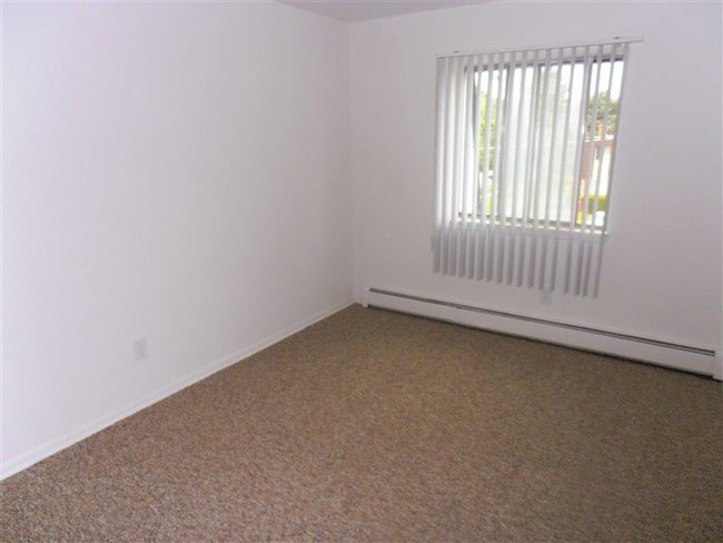 Building Photo - 2 br, 1 bath Apartment - Sunset Manor