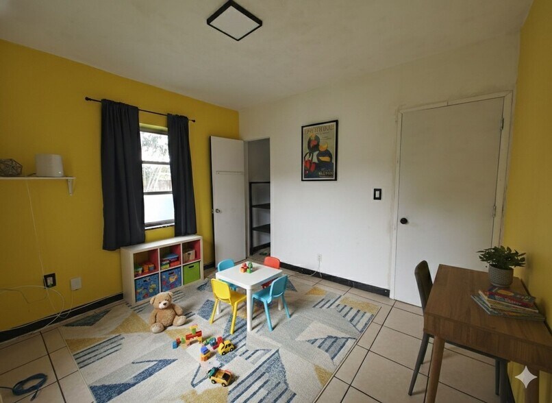 Building Photo - 76 NE 170th St