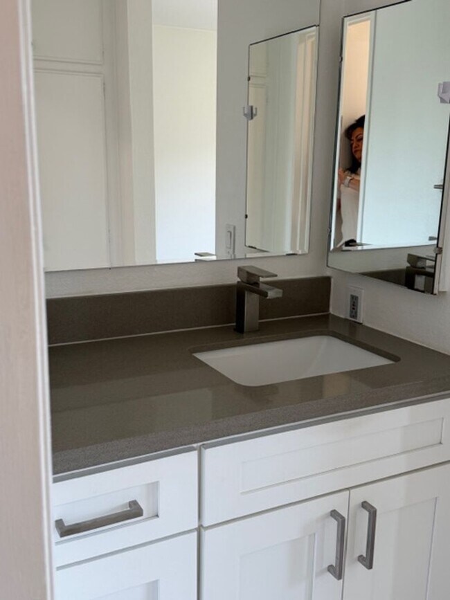 Building Photo - For Lease – Charming Condo in Glendale Hills