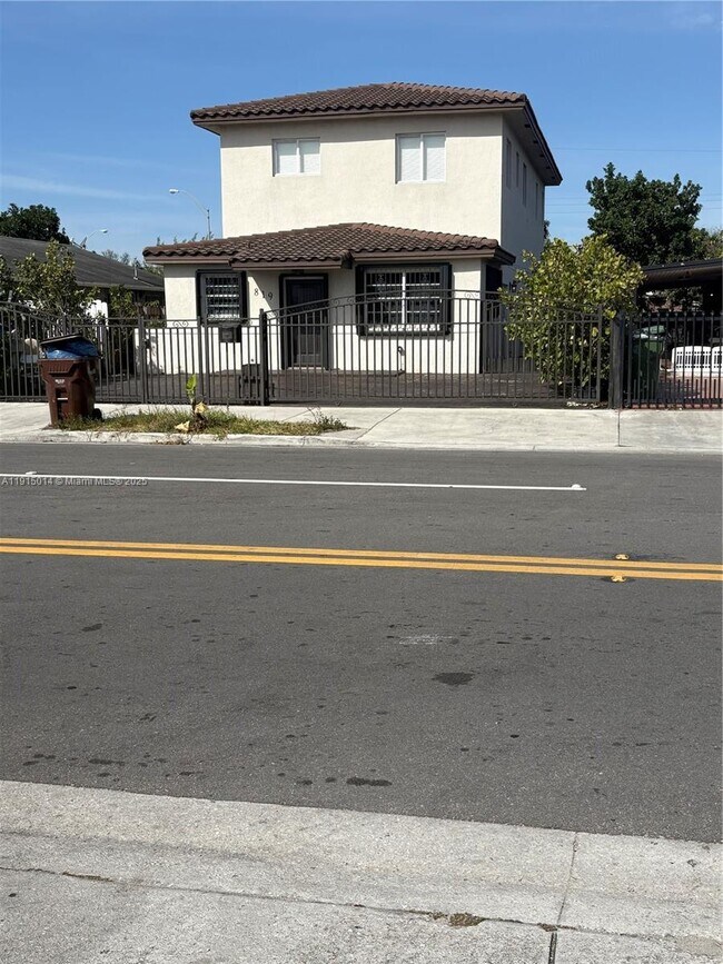 Primary Photo - 819 E 26th St