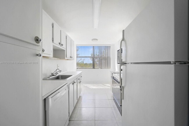 Building Photo - 1300 NE Miami Gardens Dr