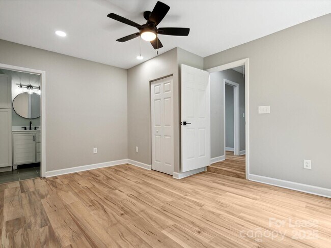 Building Photo - 4954 Moonlite Bay Dr