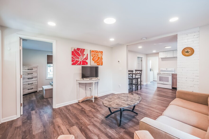 Building Photo - 407 Woodbury Ave