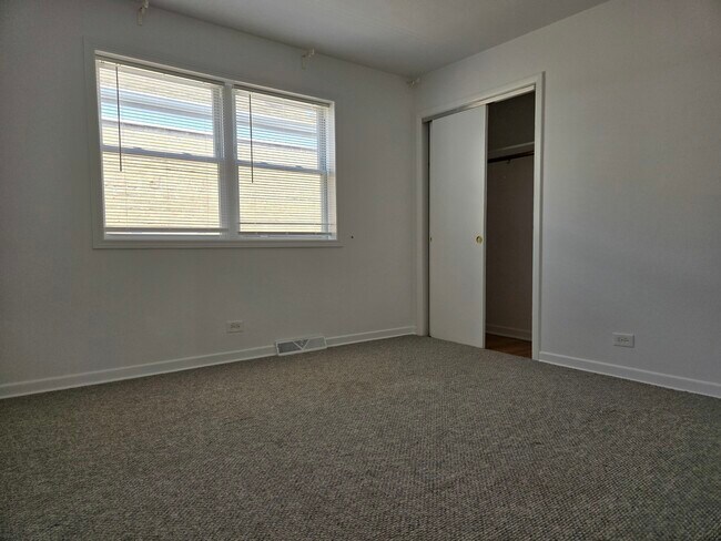 Building Photo - 6039 N Artesian Ave