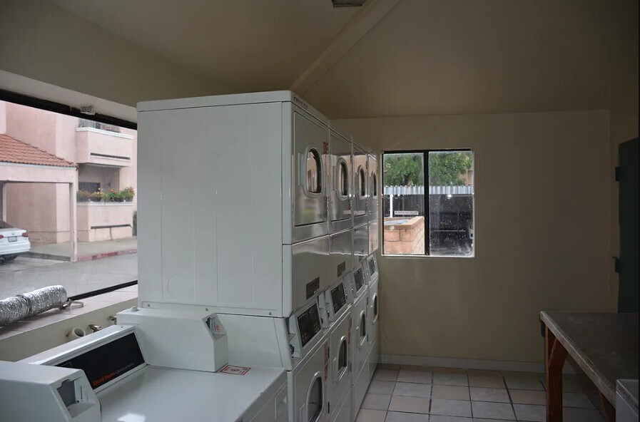 Building Photo - 10943 Laurel Canyon Blvd