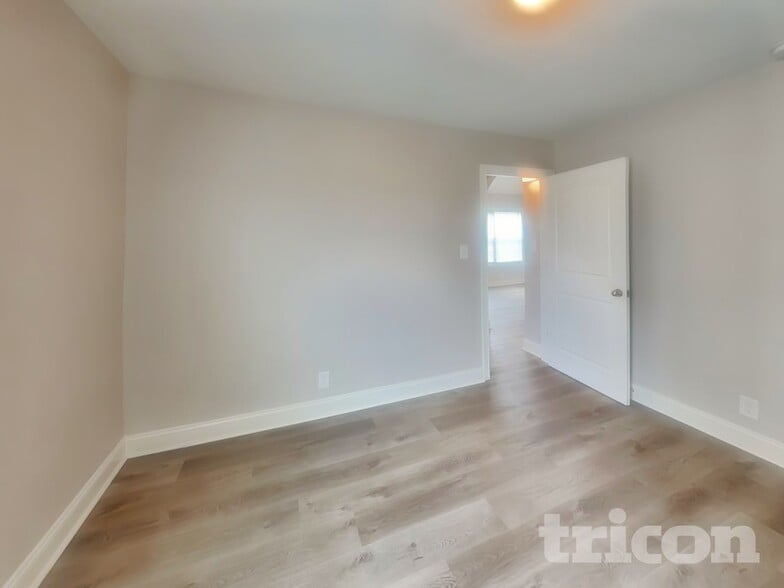 Building Photo - 609 Hollow Crst