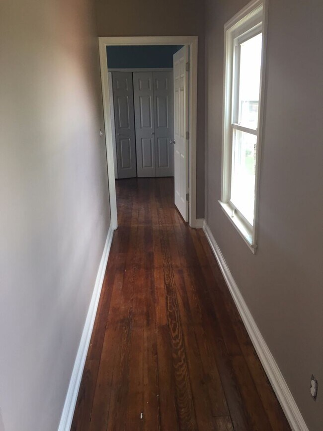 Building Photo - Renovated Germantown House in Great Location