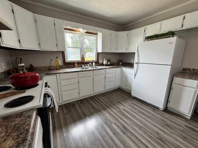 Building Photo - 3 Bed, 1 Bath Home for rent in Elk Run Heights