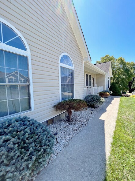 Building Photo - 1655 Briarcrest Dr