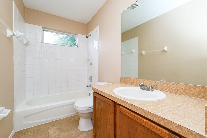 Building Photo - 12822 Longcrest Dr