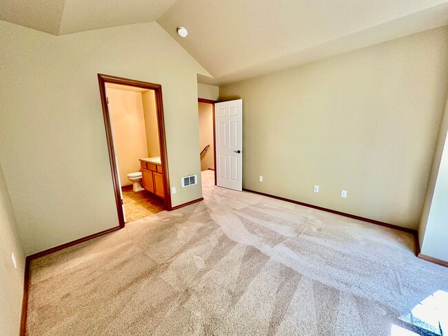 Building Photo - Spacious 2 Bedroom Sagebrook Townhome