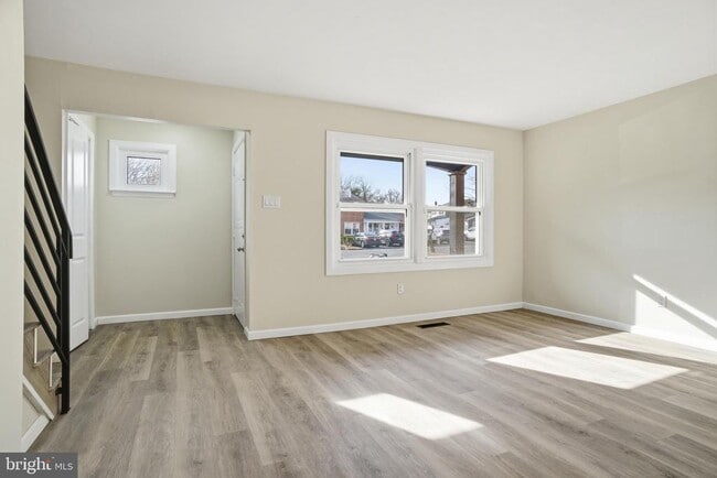 Building Photo - 7 Riverview Pl