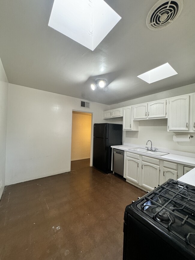 Building Photo - 6132 N 16th Dr