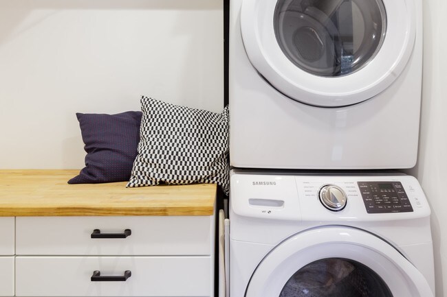 Building Photo - 1523 Morton Terrace