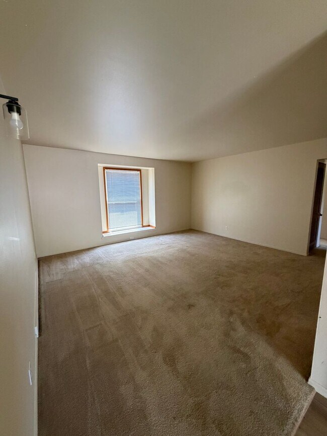 Building Photo - 2014 W Woodriver Dr