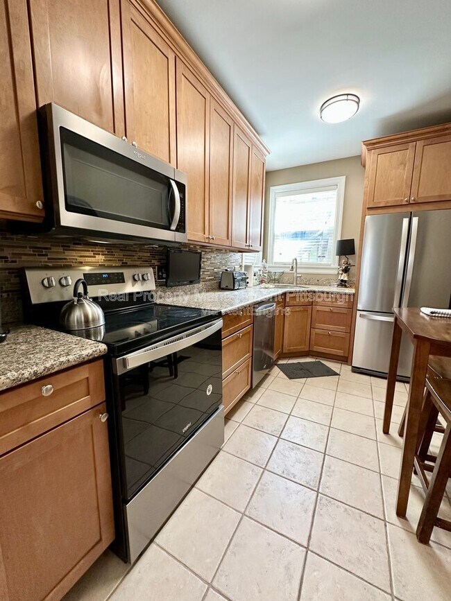 Building Photo - 138 Pius St