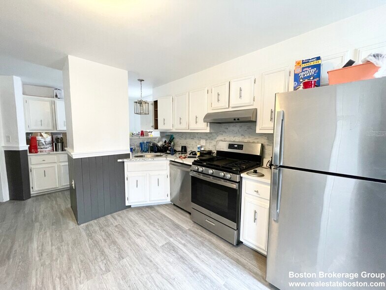 Primary Photo - 31 Falcon St