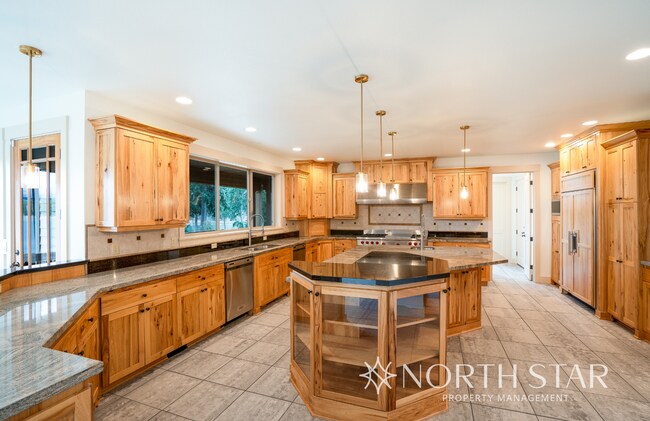 Building Photo - Gorgeous, Gated and Lake Front in Oregon City