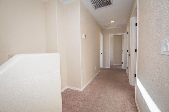 Building Photo - Stunning 2-Story Home in the Holiday Community!