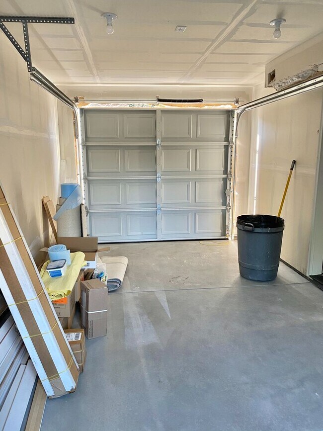 Building Photo - 614 Lesser Dr