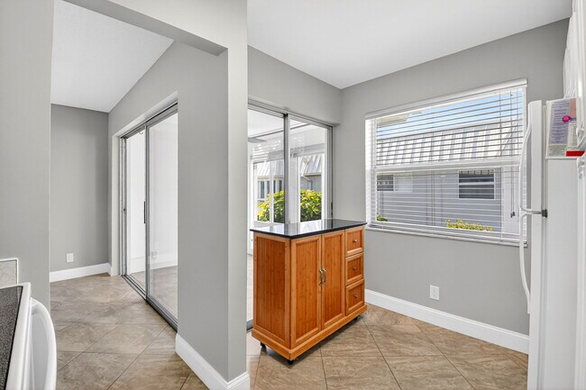 Building Photo - 18 Colonial Club Dr