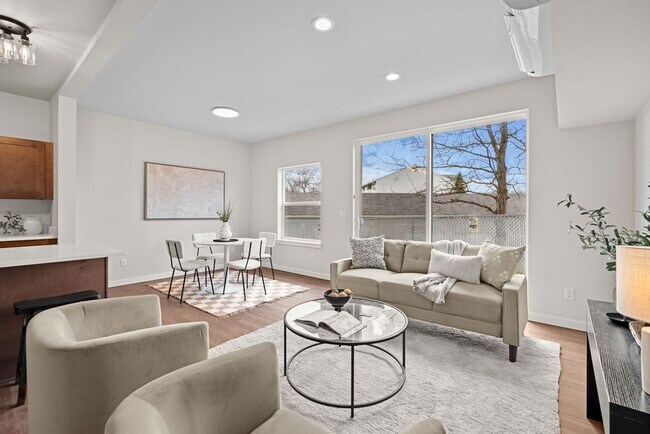 Building Photo - Luxury Living Off Appleway Trial Brand New...