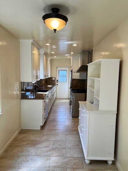 Building Photo - 1085 Amoroso Pl